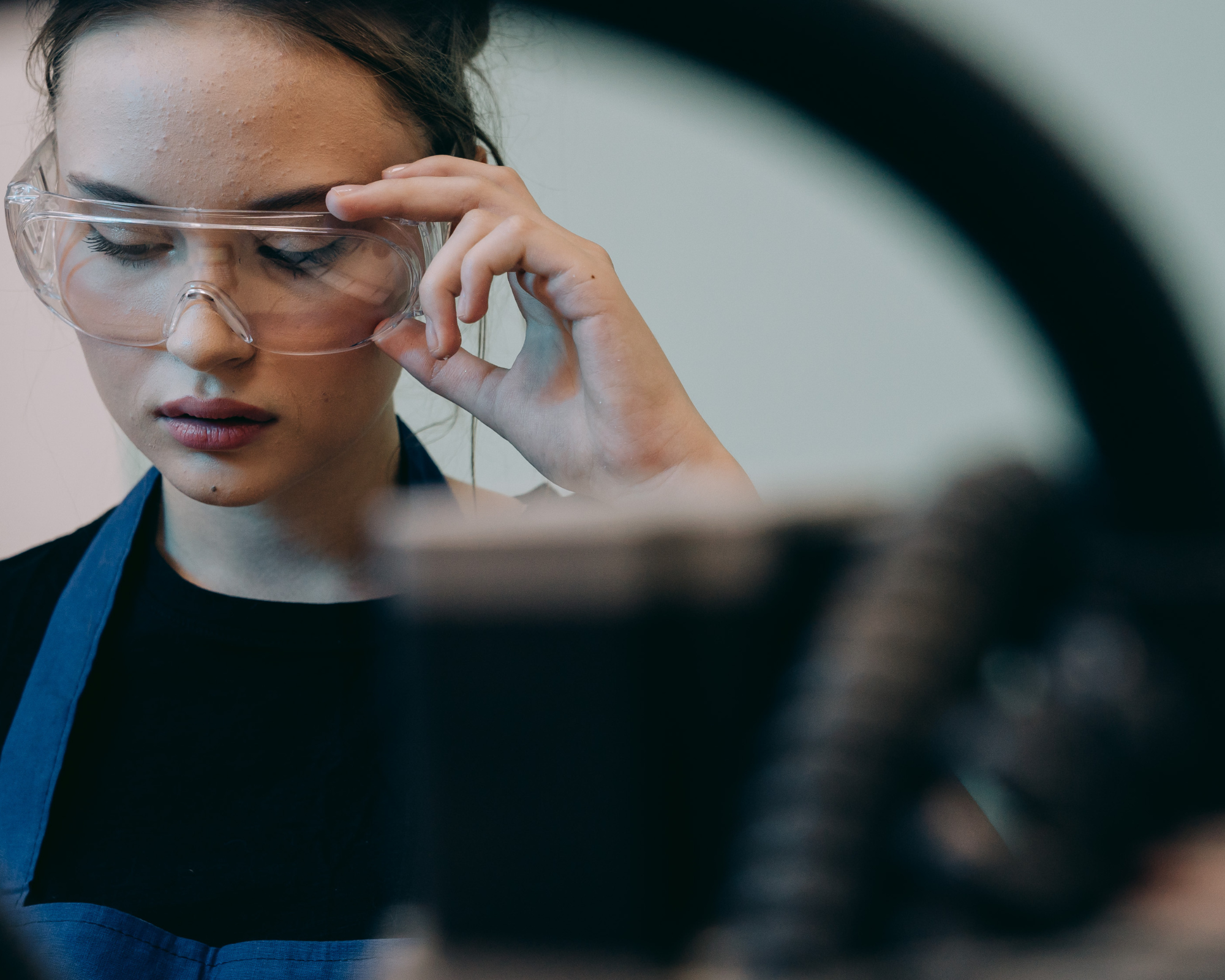 Arbeitsschutz Person mit Schutzbrille Lärmschutz