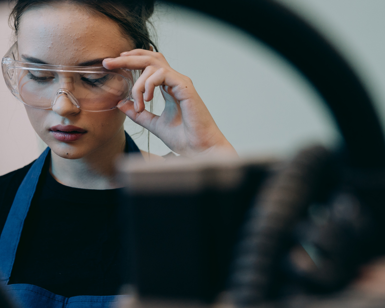 Arbeitsschutz Person mit Schutzbrille Lärmschutz