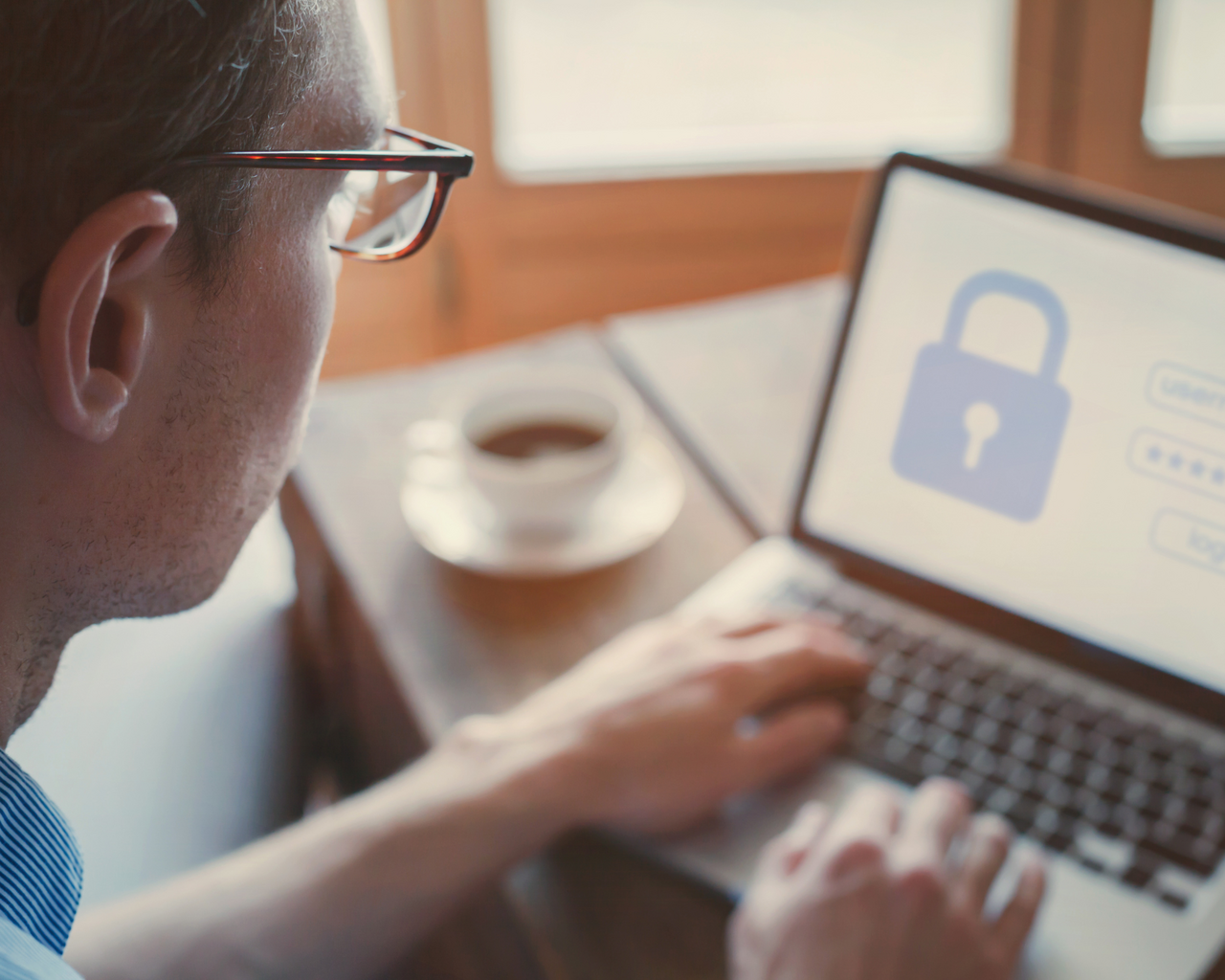 Datenschutz Person am Laptop vor Login