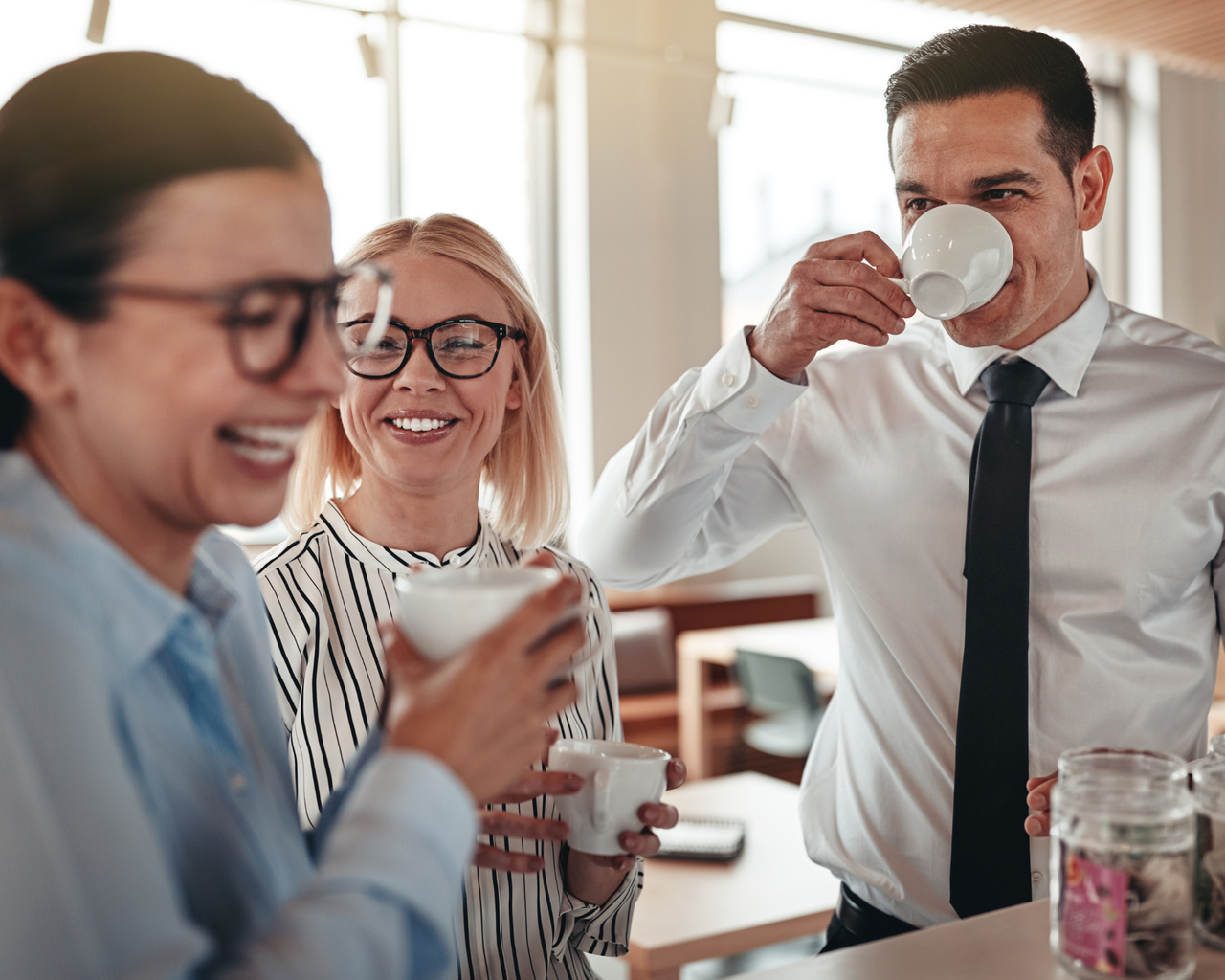 Glückliche Menschen auf einer Schulung