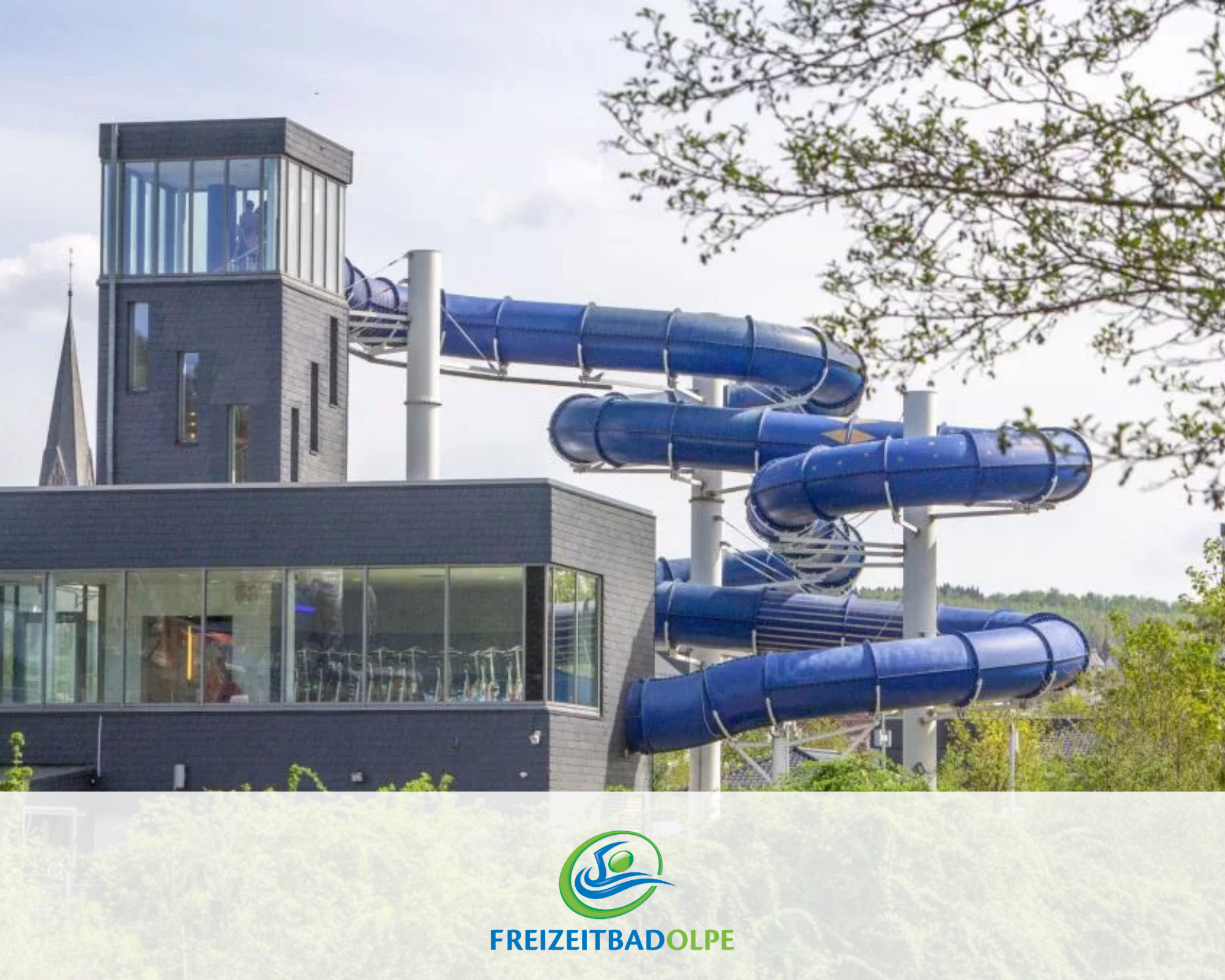 Aussenansicht Freibad Olpe mit Tunnelrutschen und Begrünung