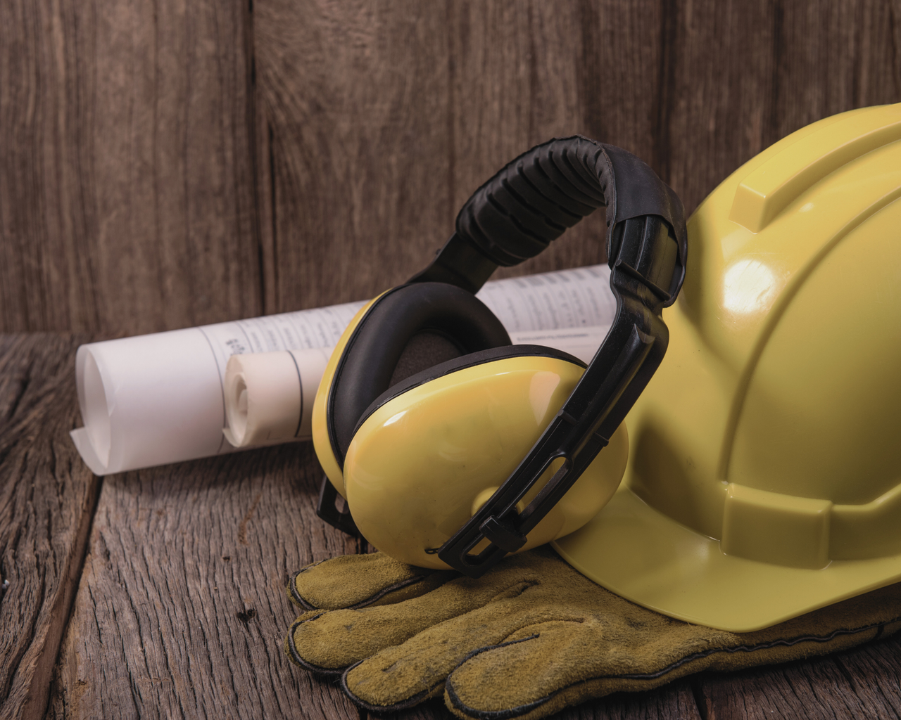 Schutzausrüstung für Baustellen und Pläne für die Planung