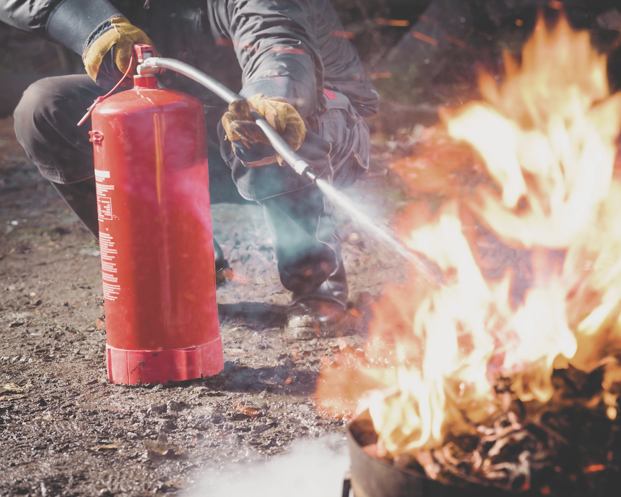 Brandschutz Person mit Feuerlöscher