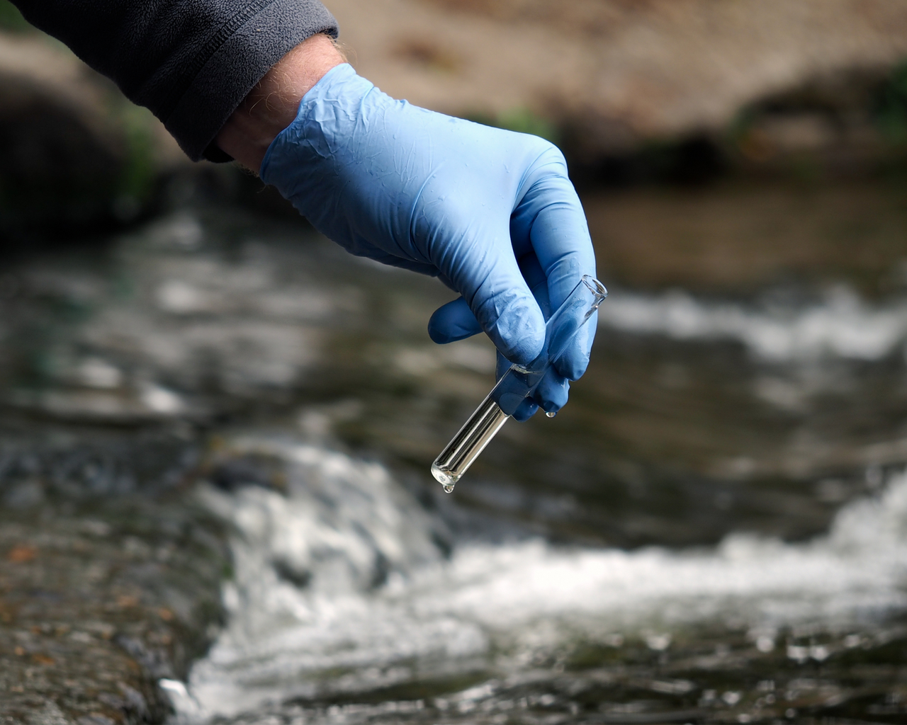 Umweltschutz Entnahme Wasserprobe