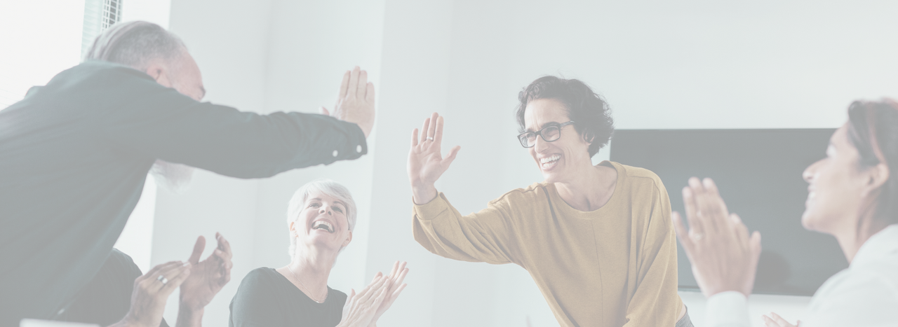 Teamarbeit glückliches Team gibt High Five